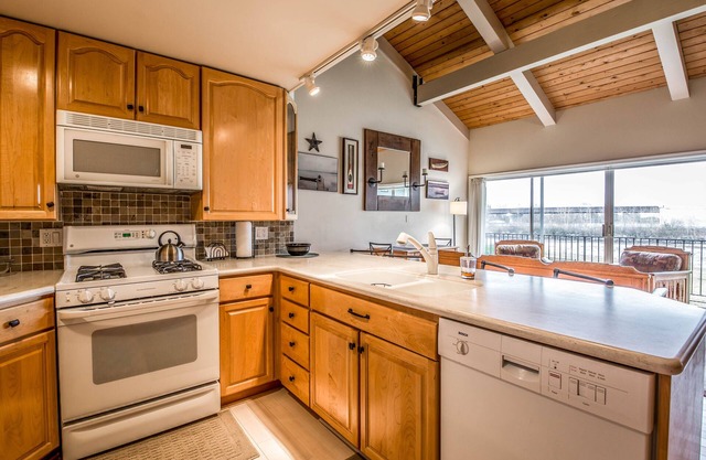Waterfront condo w/a boat slip, shared pool, & sports courts