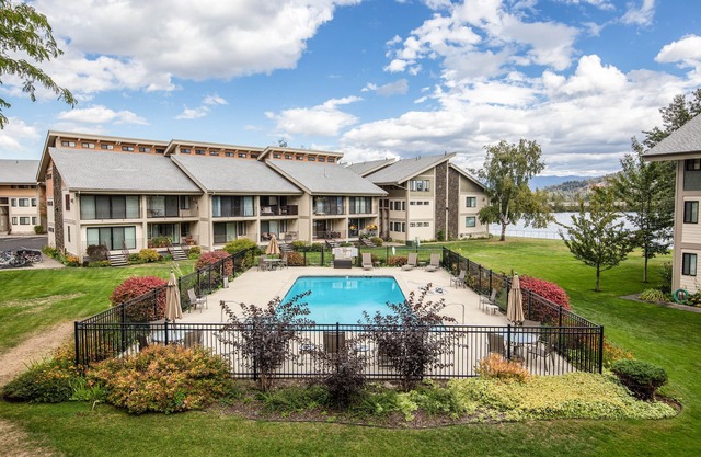 Waterfront condo w/complimentary boat slip, shared pool, & sports courts