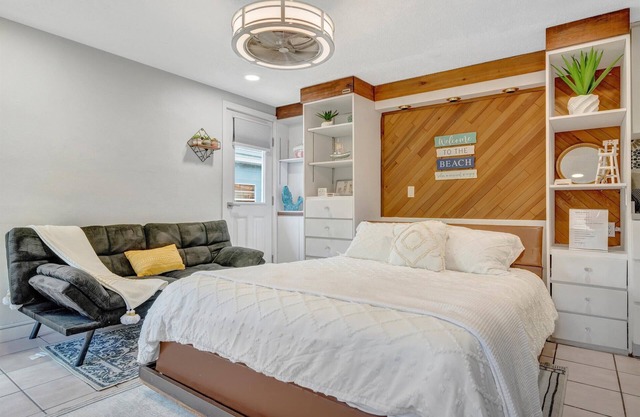 Waterfront Corner Suite, Heated Pool, Near Beach!