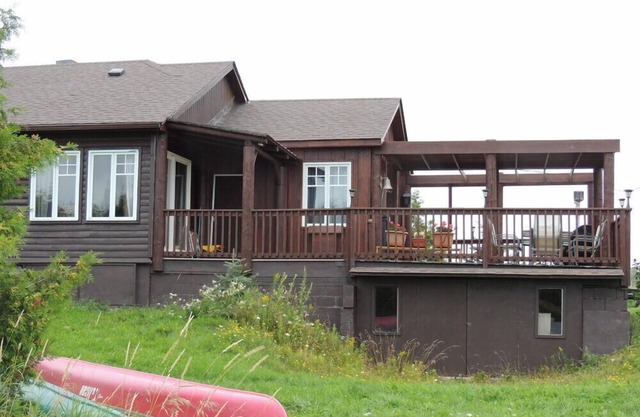 Waterfront Cottage On Private Lake - about 20 km from Collingwood