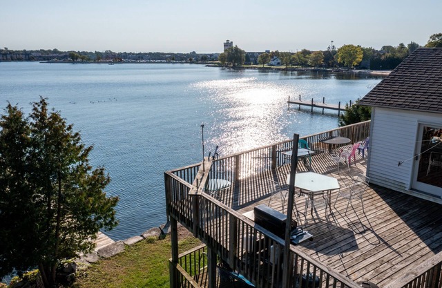 Waterfront cottage 3bdrm