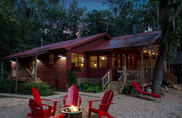 WATERFRONT cottage with SCENIC views of Big Cypress Bayou Caddo Lake