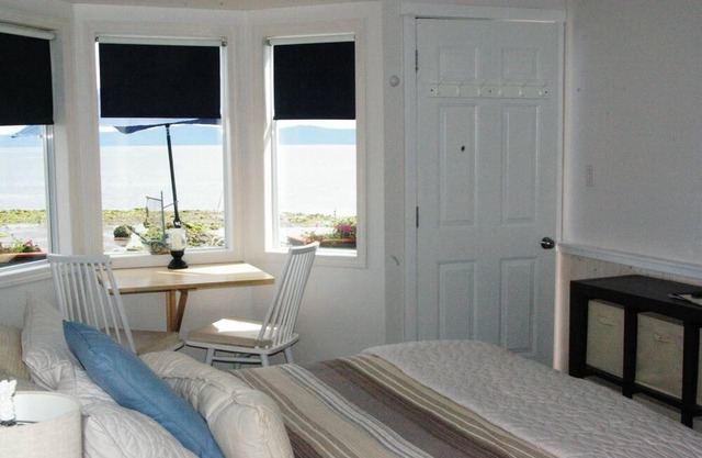 Waterfront Cozy Duplex Studio Hot tub BBQ clams/oysters kayak rentals