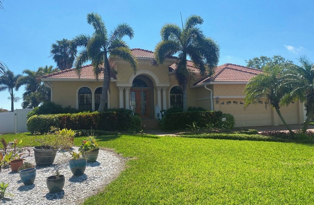 Waterfront Executive home close to beaches and downtown St. Petersburg