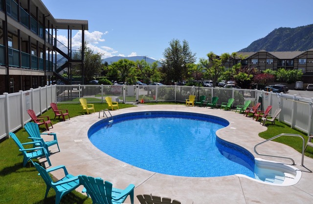 Waterfront, ground floor, 2 Bedroom Suite on Skaha Lake Paradise Resort