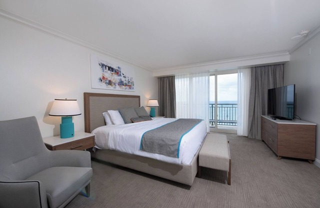 Waterfront Haven Near Fort Lauderdale Beach! Onsite Pool, Pets Allowed!