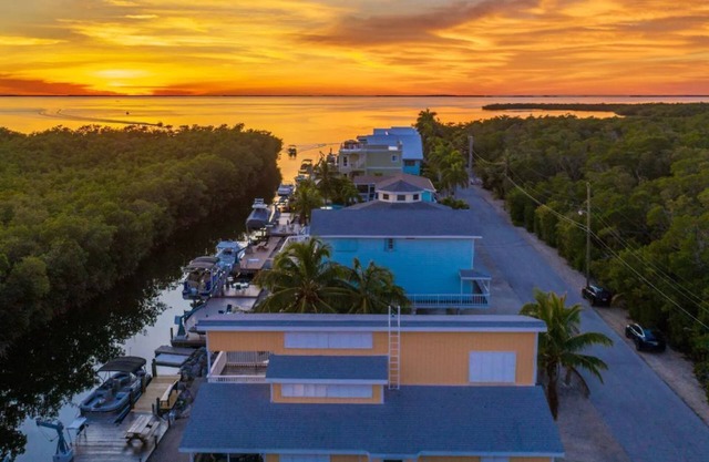 Waterfront Home, Boat Dock, Sunset View, Kayaks, Fire Pit, 3 Bedrooms, 2 baths
