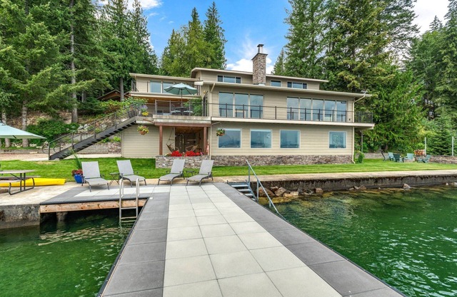 Waterfront Home on Lake Pend Oreille River with boat lift and Easy Access