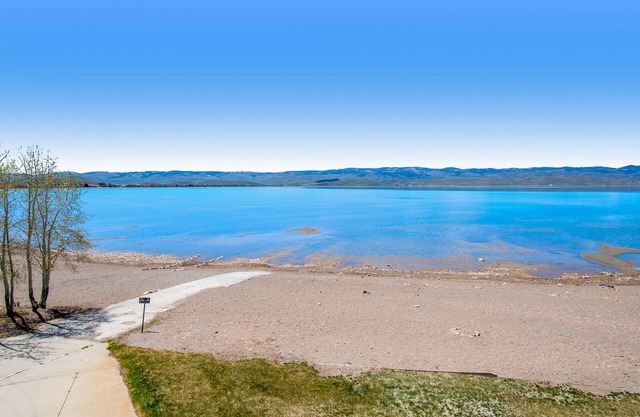 Waterfront home w/full kitchen & a large deck with beautiful Bear Lake Views
