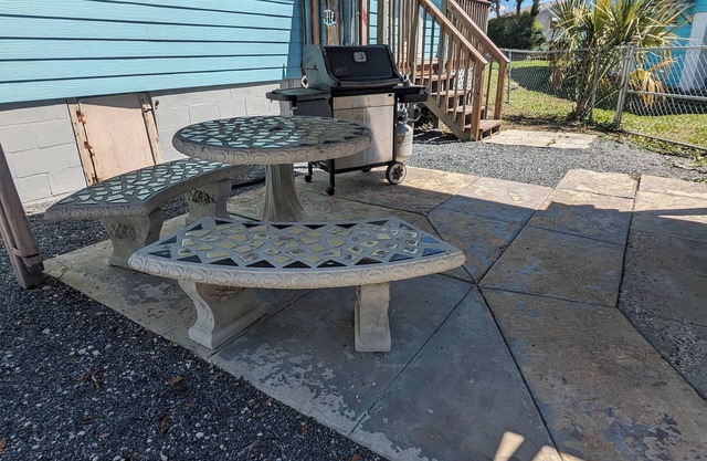 Waterfront home w/boathouse, kayaks, & easy river access. Pet-friendly!