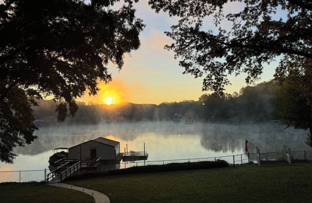 *Waterfront House on Lake Norman, Pool & Private Dock, Sleeps 12*