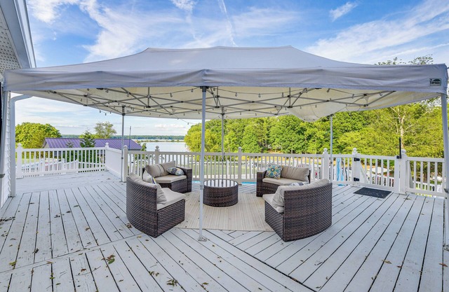 Waterfront Lake Anna Home: Porch & Fire Pit
