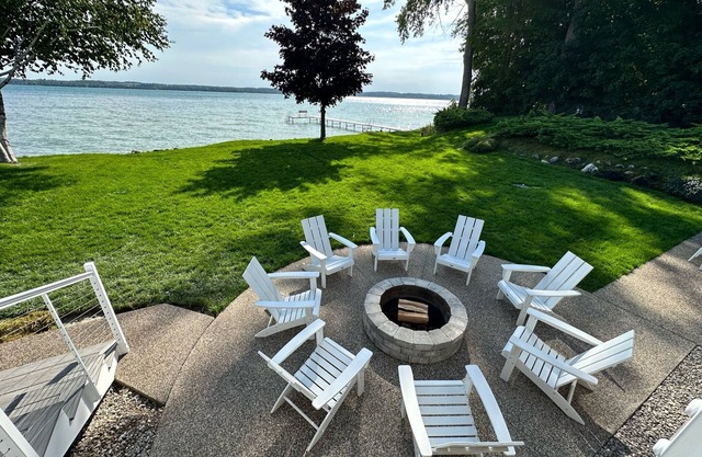 Waterfront Lakehouse - Completely Remodeled - Watersports + Hot Tub