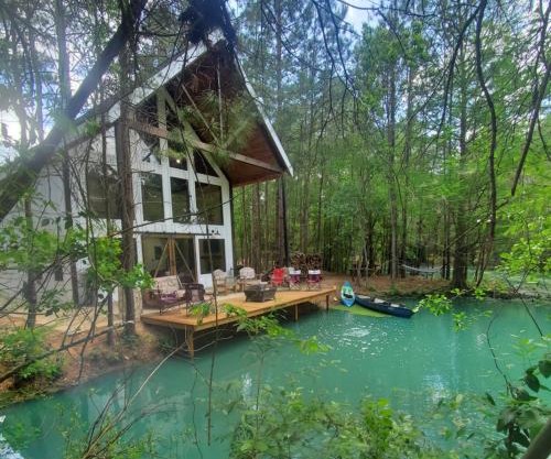 Waterfront Lonestar Cabin in a Magical Forest