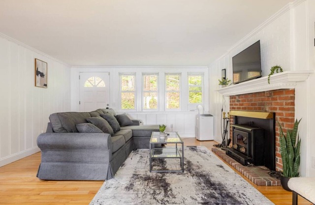 Waterfront Mashpee 5Bed/3Bath house with AC and WiFi w/Private Beach