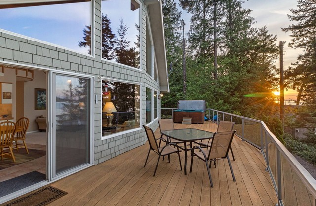 Waterfront! Near Roche Harbor! Hot Tub! (SSH)