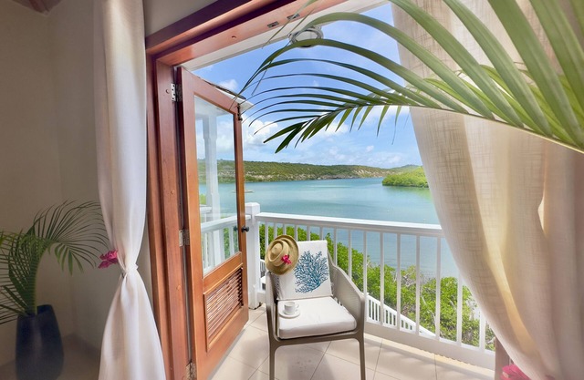 Waterfront Nonsuch Bay Villa, 3 en-suite Bedrooms, Pool