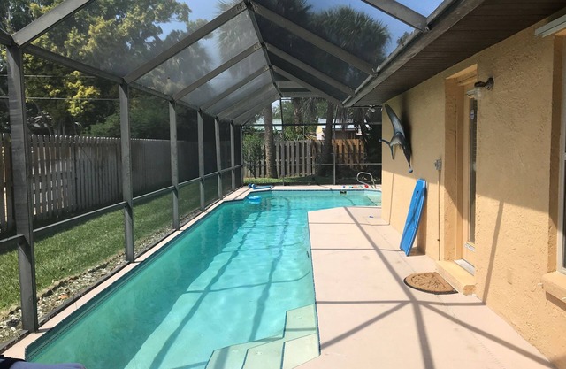 Waterfront Oasis: Pool + Dolphins & Manatees + Bikes + Walk to Beach!