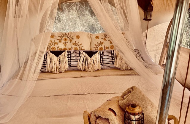 Waterfront Off grid Boho Glamping & kayaks, outdoor movie , date night package