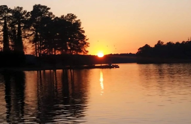 Waterfront on Lake Sinclair 4 bedroom 4bath Bring your boat or relax on the lake