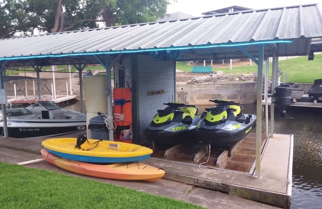 WATERFRONT! PET FRIENDLY/LAKE LBJ/POOL & HOT TUB/PWC RENTALS