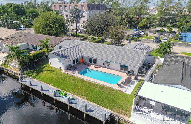 Waterfront*Pool*Pet Friendly*Mins 2 Beach!