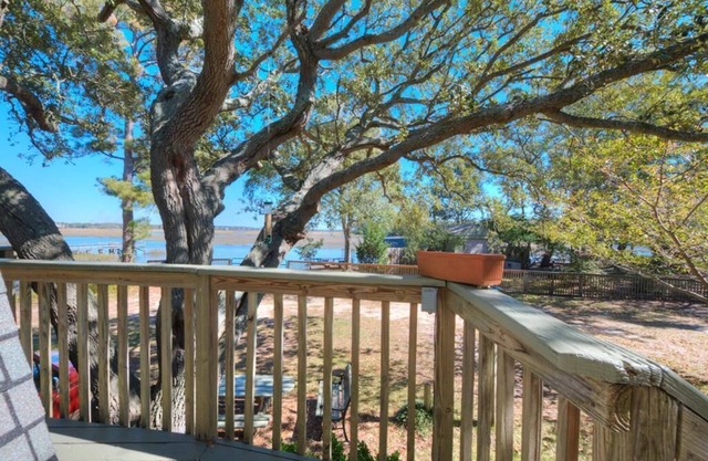 Waterfront-Private Setting w/Large Trees-Beautiful3BR/2.5BA-Water Views-Sleeps6