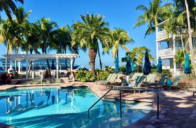 Waterfront Resort, Songwriter’s Fest, Old Town, Sleeps 4, Swimming Pool, Hot Tub