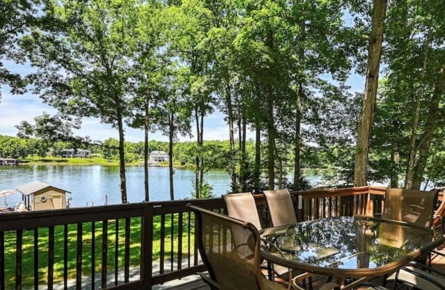 Waterfront Retreat, Sandy Beach, Private Dock, Kayaks, and more!