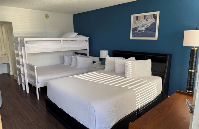 Waterfront Room, Heated Pool, Big TV, Bunk Beds, Tiki Bar & Grill