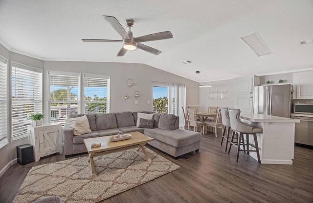 WATERFRONT Seaside Sanctuary in the Keys with 35' SEAWALL FOR YOUR BOAT!
