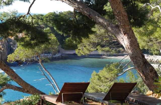 Waterfront, sleeps 8, direct access to the sea in 1 min.