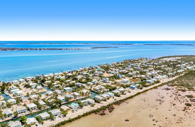Waterfront snowbird escape with private 40’ boat dock, amazing views & W/D