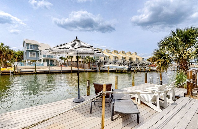 Waterfront studio steps from beach with tennis/boat dock access & patio