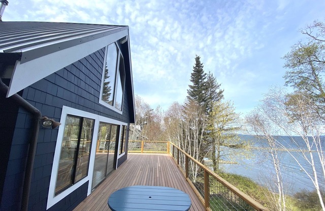 Waterfront sunset cabin - 2 bedrooms + sleeping loft