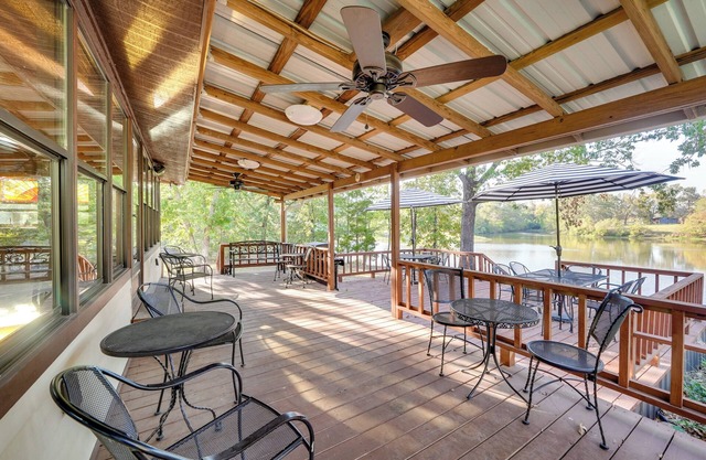 Waterfront Texarkana Cabin: Tranquil Acreage