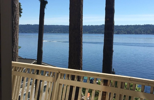 Waterfront & View-Near Seattle on Lake Sammamish in Bellevue