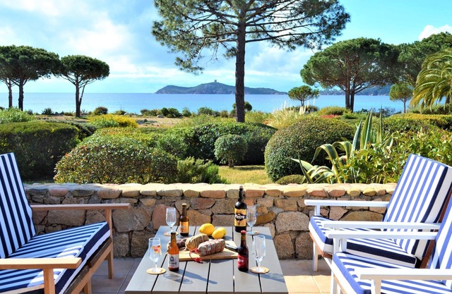 Waterfront villa in Pinarello