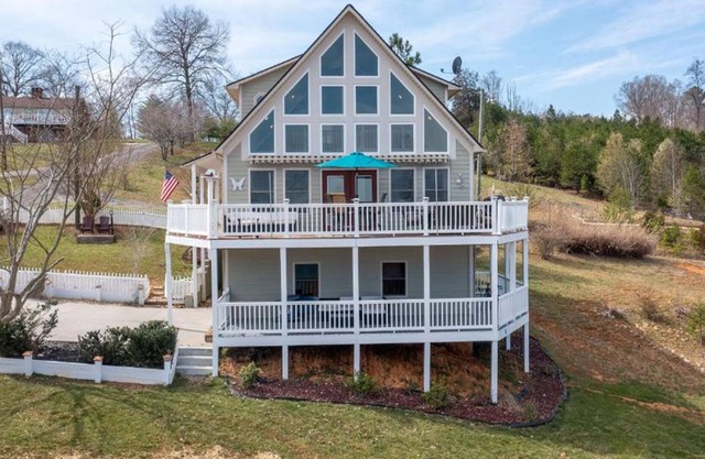 Waterfront Vista (3-Bedroom Chalet) with Mountain view by RedAwning