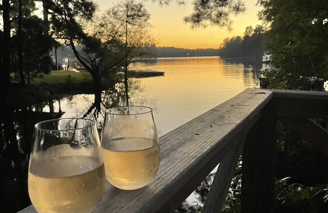 Waterfront w/Private Dock, Sunsets, Fire pit, Kayaks, Floats, Fishing on cove