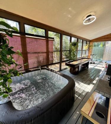 Waterfront Zen-Dock, Paddleboards, Jacuzzi & Games