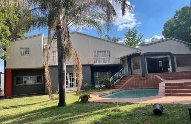 Waterkloof Ridge, Pretoria. Mini mansion