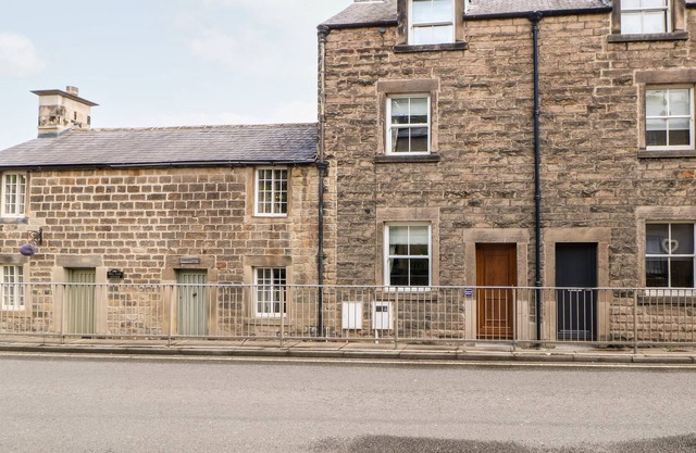 WATERS EDGE, pet friendly, character holiday cottage in Bakewell