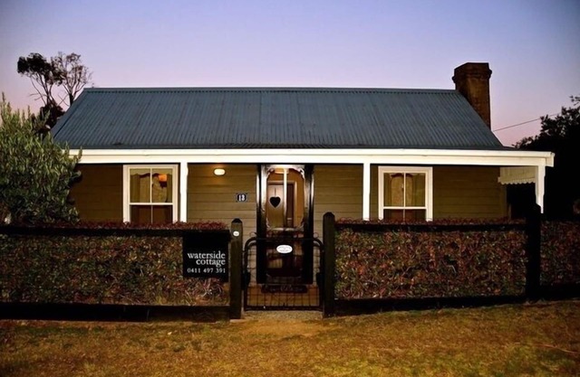 Waterside Cottage - Perfect Lakeside Location