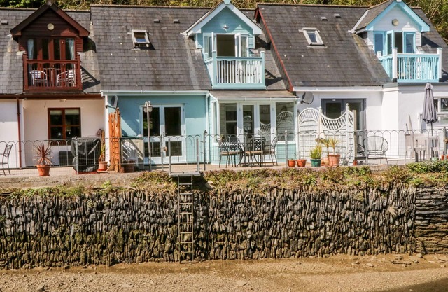 WATERSIDE COTTAGE, pet friendly, with a garden in Little Petherick