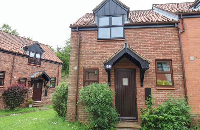 WATERSIDE COTTAGE, pet friendly, with a garden in Whitby
