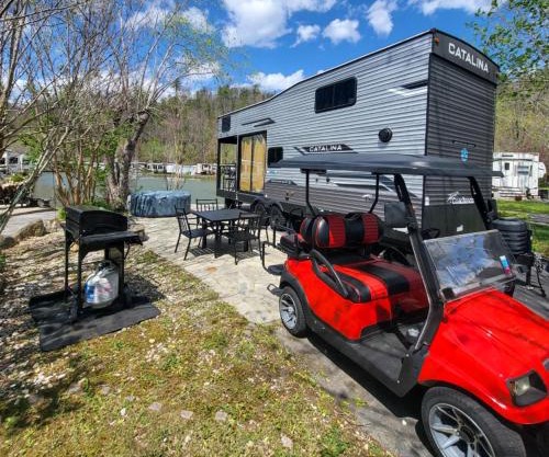 Waterside Wanderer- Water View- Hot Tub- Mini Golf- Pet Friendly