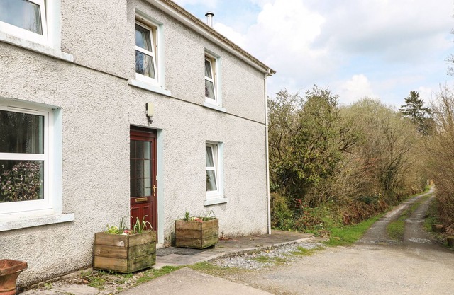 WAUN FFOREST, pet friendly, character holiday cottage in Llansawel