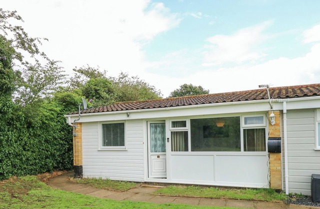 WAVENEY VIEW, pet friendly, with a garden in Burgh Castle