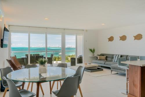 WAVES Beachfront 2 BDR by Casa Paraiso